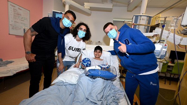 Chelsea FCposing with patient