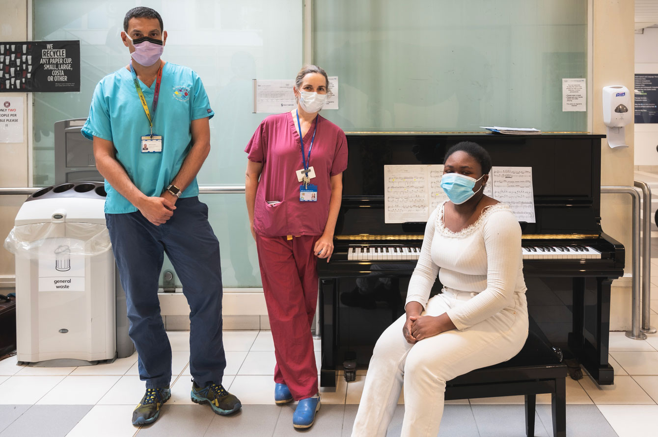 Hand surgery musician plays piano to thank staff